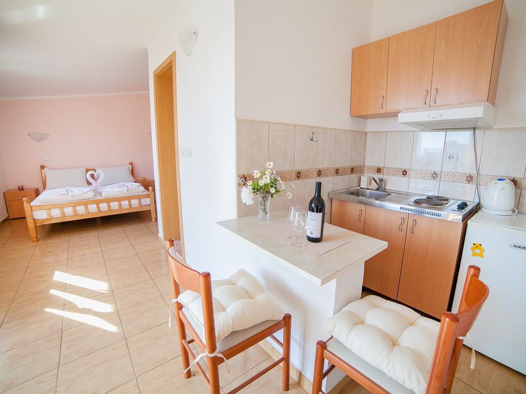 Apartments Viktorija Petrovac Habitación foto